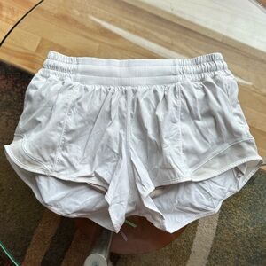 White lulu hotty hot shorts 2.5”
